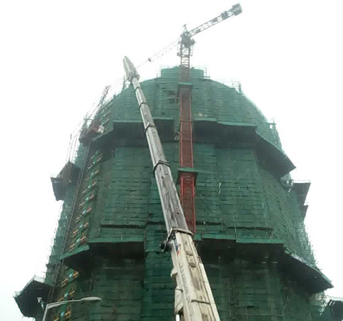 永川吊车在工地上作业